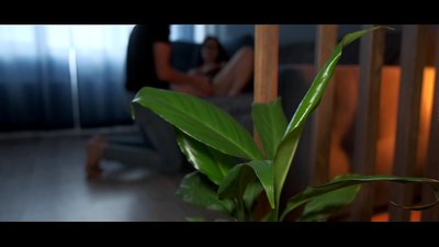 Tonårigt förälskat par har hett sex, mycket sperma på hennes röv.
