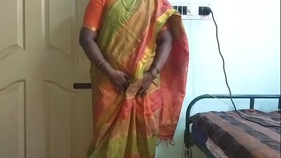 Indisk desi-piga visar sina naturliga bröst för husägare