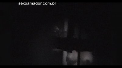 Blondie blir hemligt videofilmad av en voyeur från grannskapet gömd bakom ihåliga tegelstenar