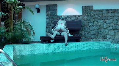 Chefen bjuder in tjänsteflickan till poolen, men kunde inte motstå en het