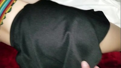 Sovande jungfrulig skolflickasyster får sin tighta röv med sina fingrar